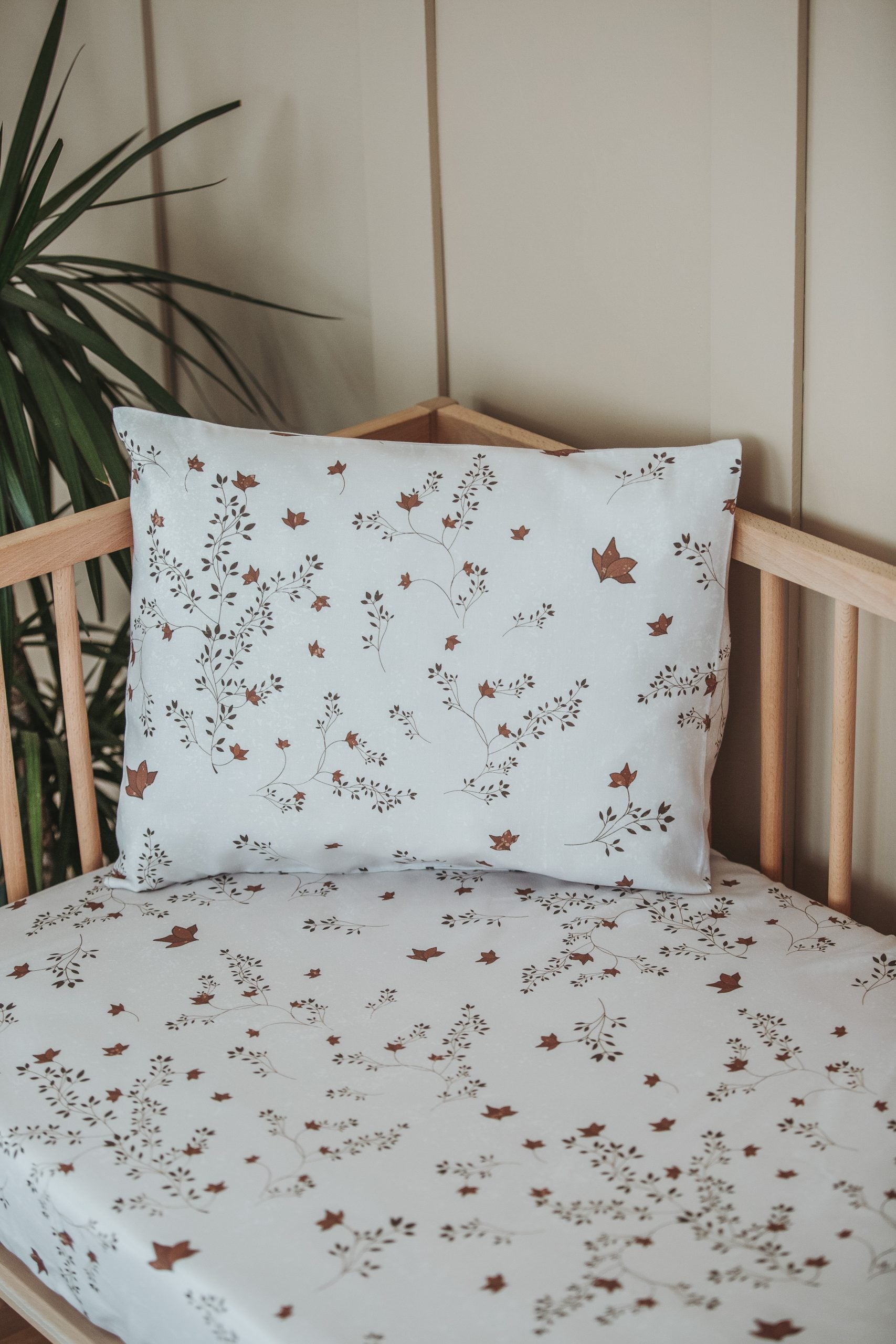 Brown Ivy Fitted Crib Sheet - Blzandco