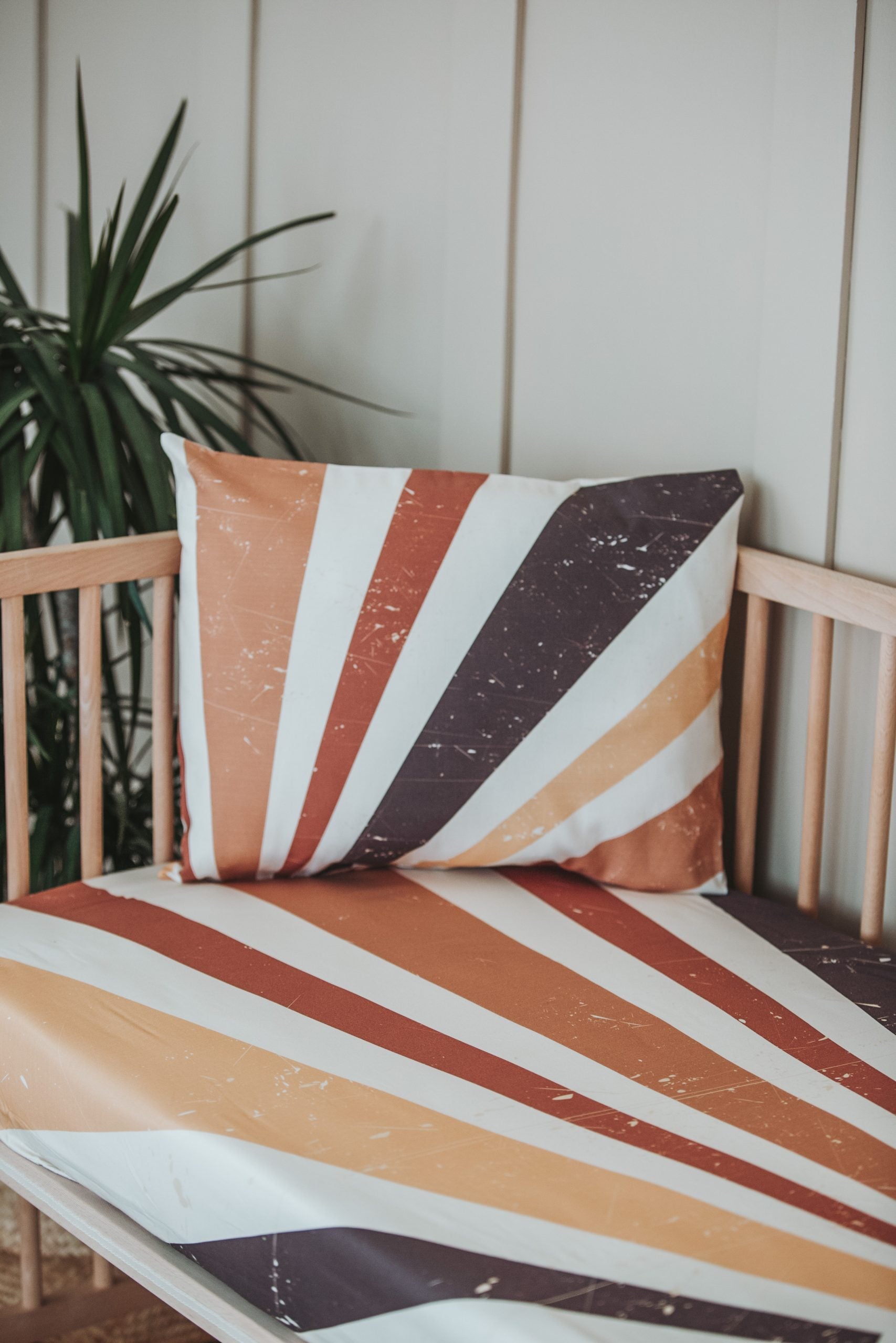 Retro Sun Fitted Crib Sheet - Blzandco