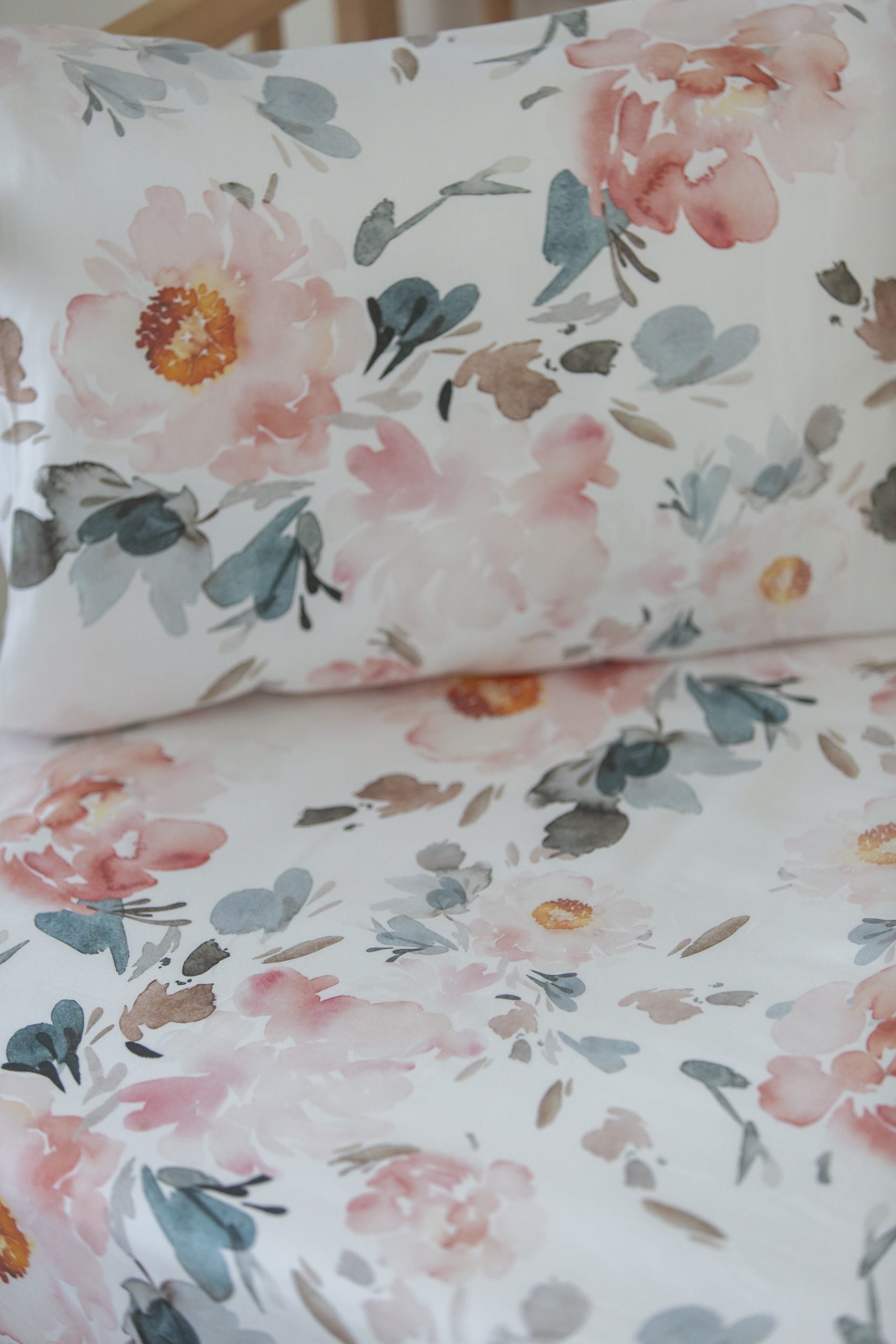 Watercolor Flower Crib Sheet - Blzandco