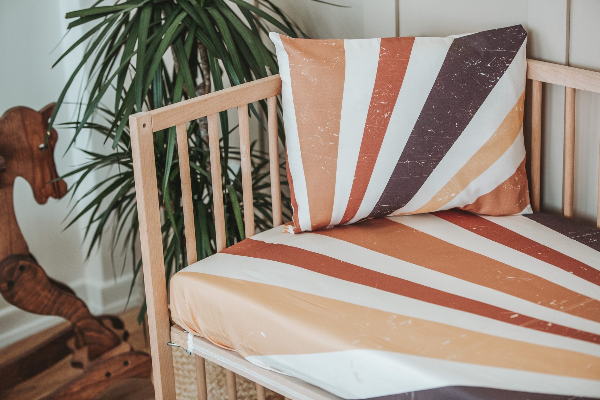 Retro Sun Fitted Crib Sheet - Blzandco