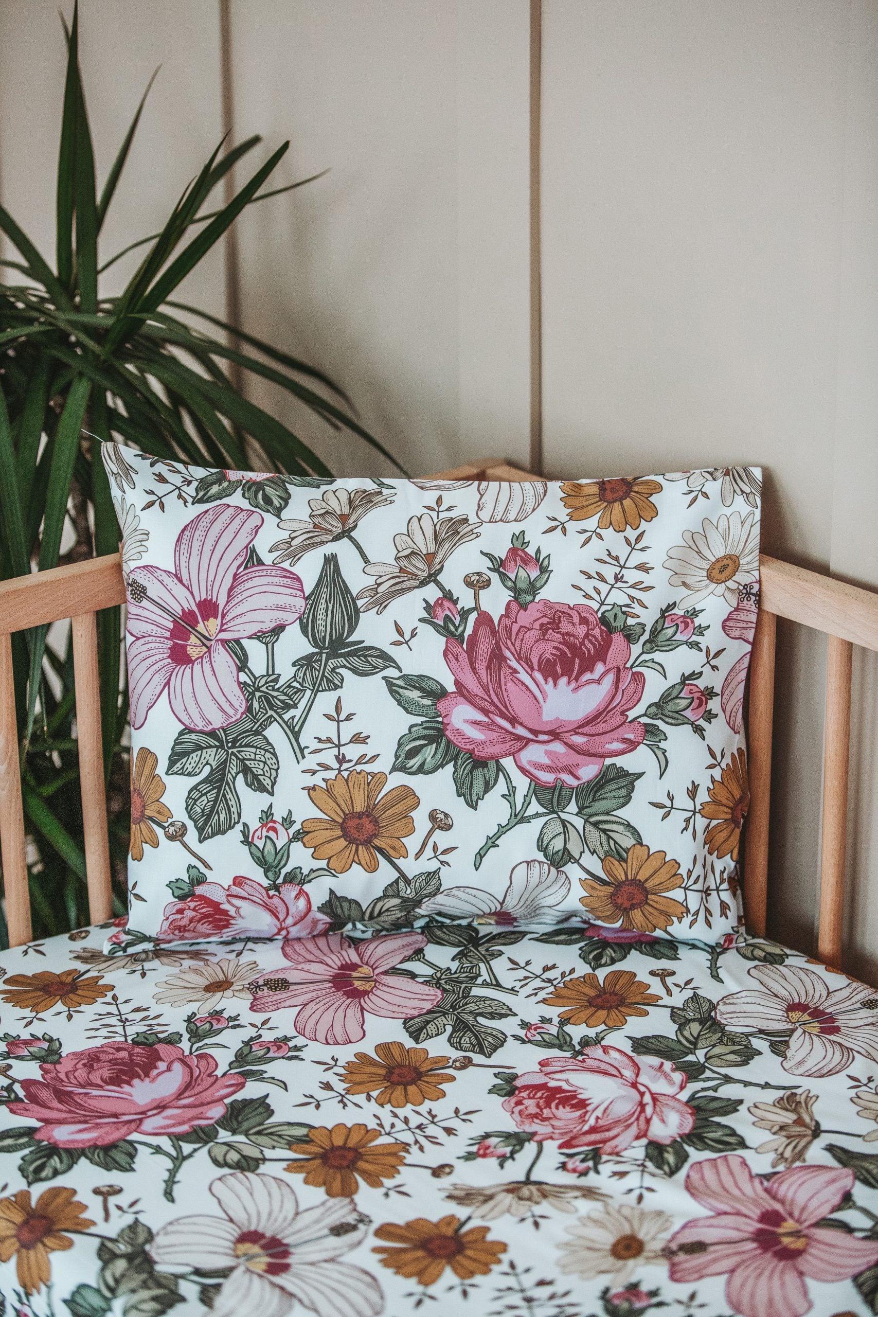 Hibiscus Vintage Rose Fitted Crib Sheet - Blzandco