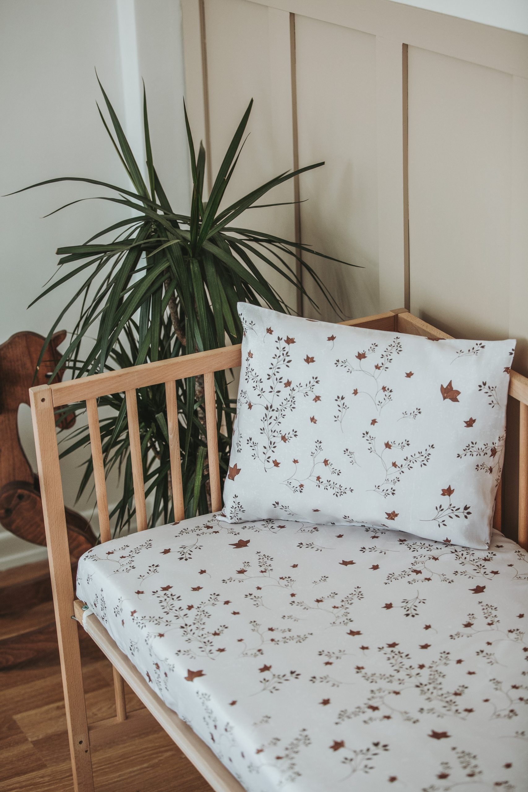 Brown Ivy Fitted Crib Sheet - Blzandco