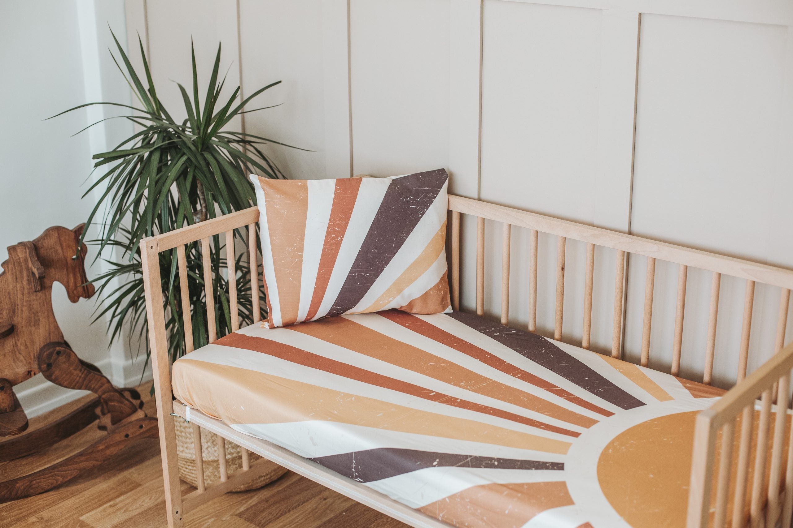 Retro Sun Fitted Crib Sheet - Blzandco