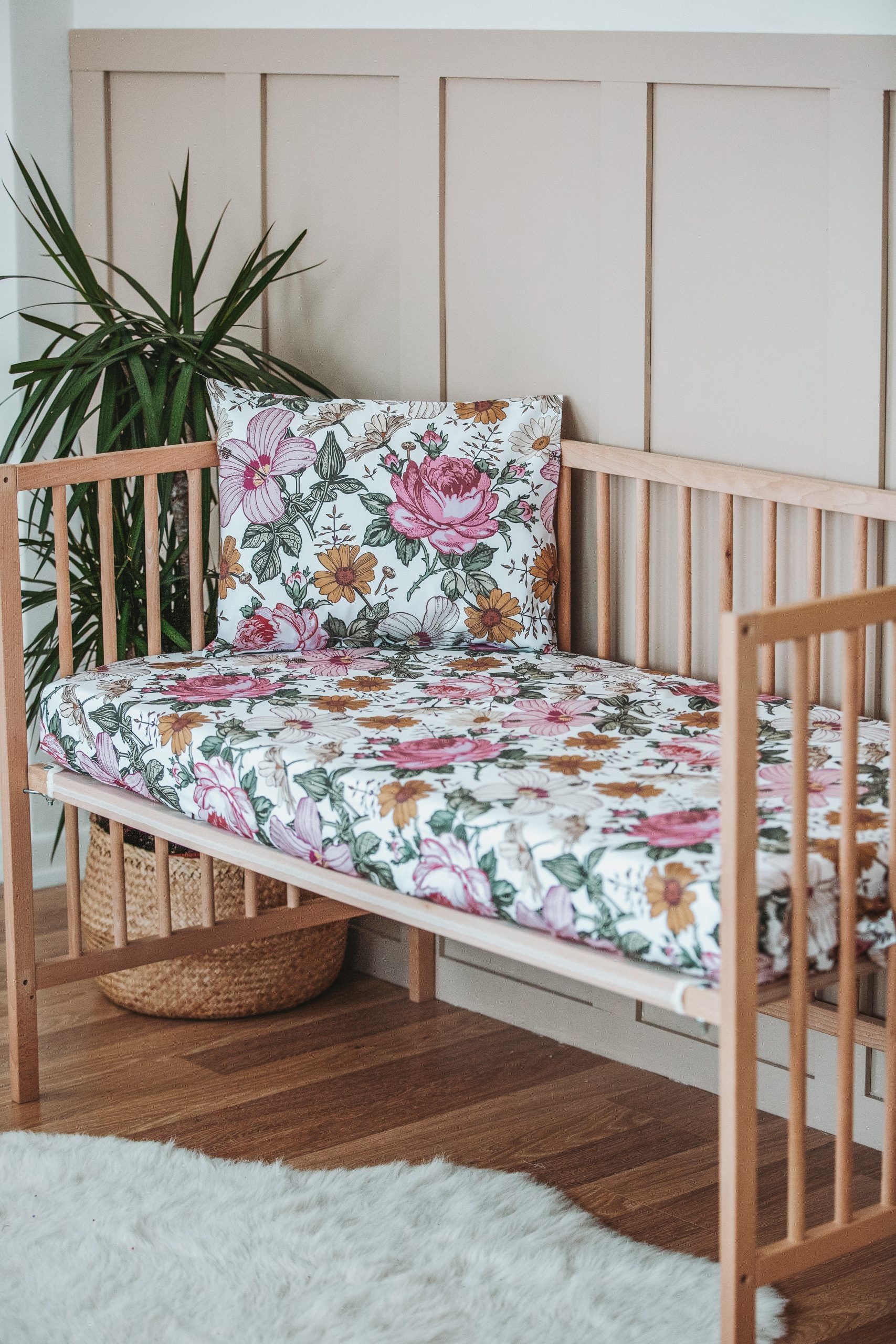 Hibiscus Vintage Rose Fitted Crib Sheet - Blzandco