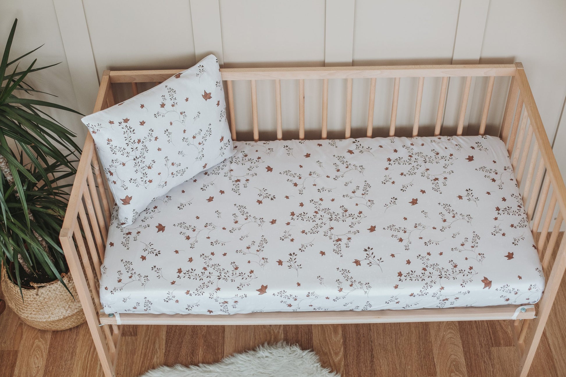 Brown Ivy Fitted Crib Sheet - Blzandco