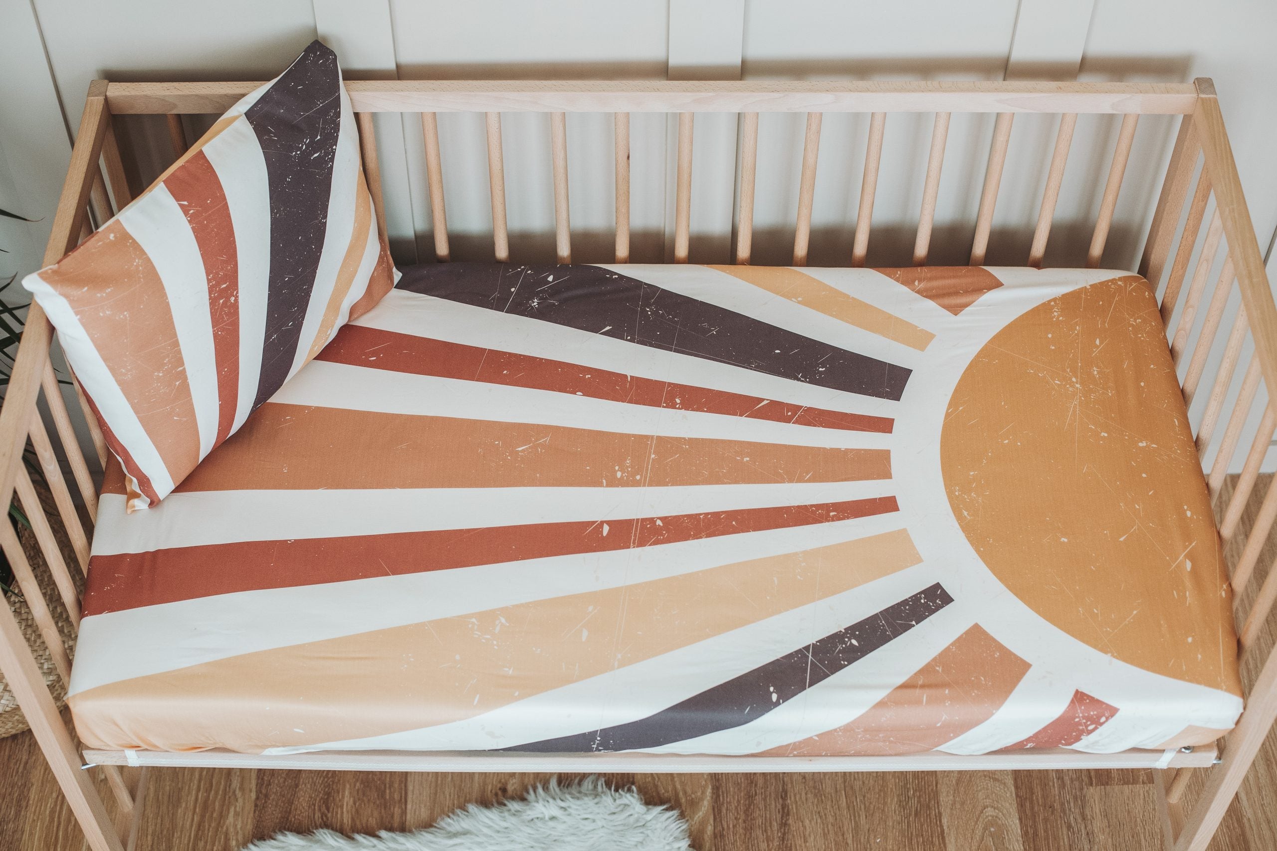 Retro Sun Fitted Crib Sheet - Blzandco