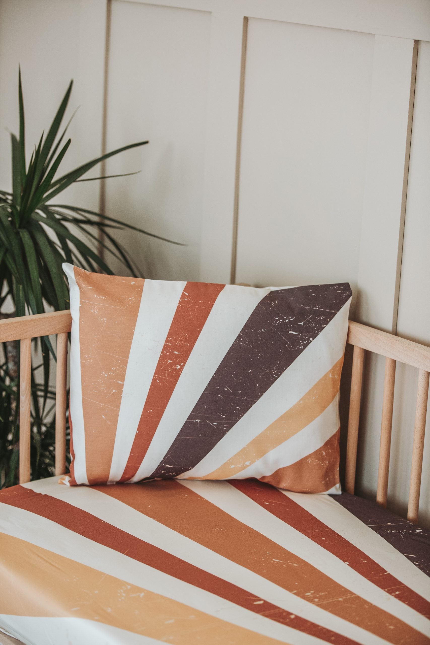 Retro Sun Fitted Crib Sheet - Blzandco