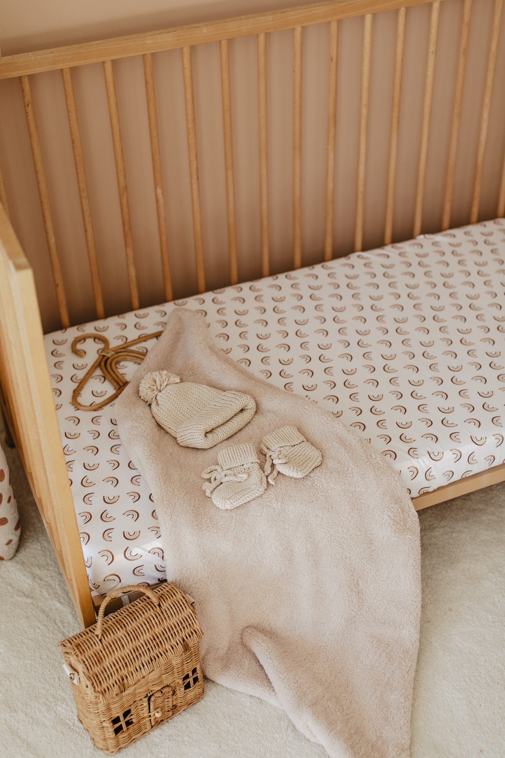 Mini Brown Rainbow Crib Sheet - Blzandco