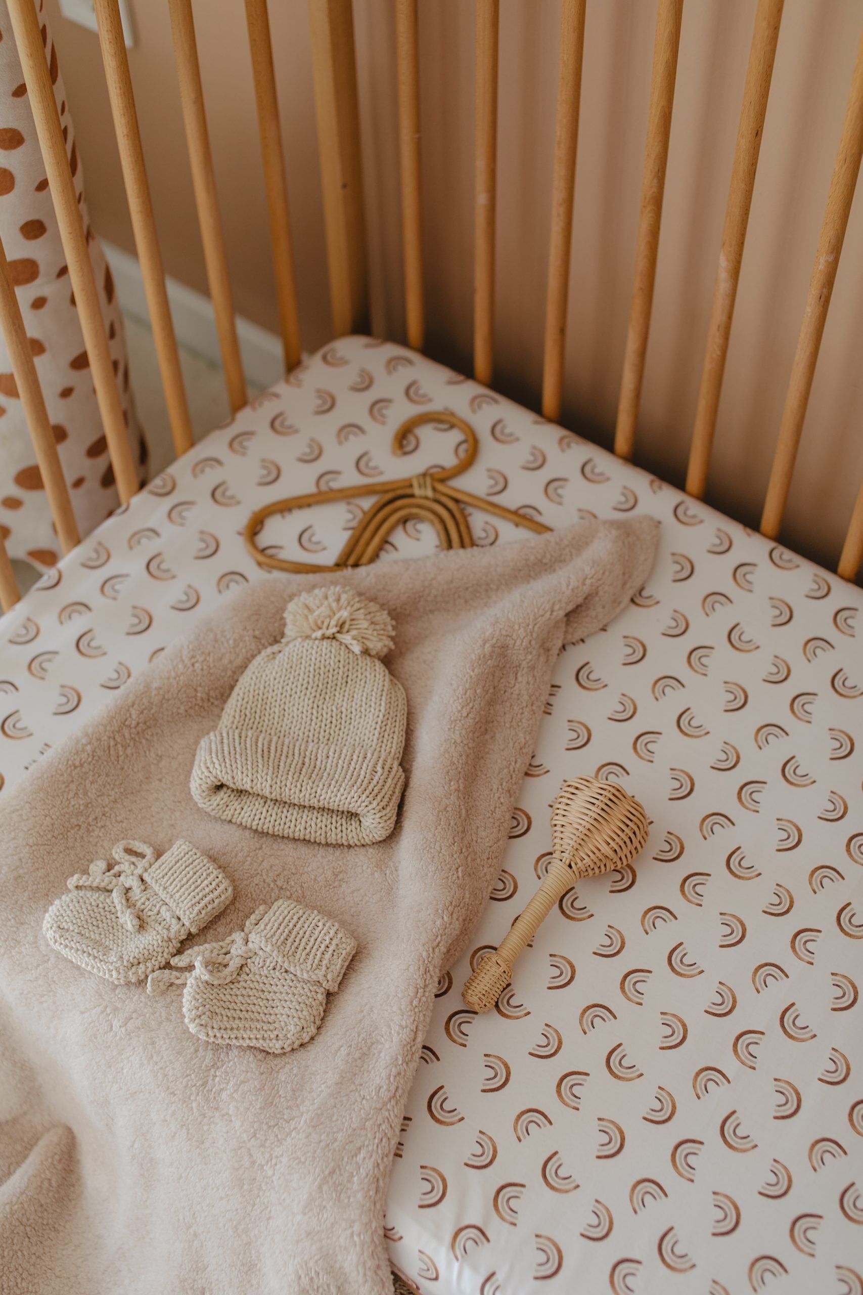 Mini Brown Rainbow Crib Sheet - Blzandco