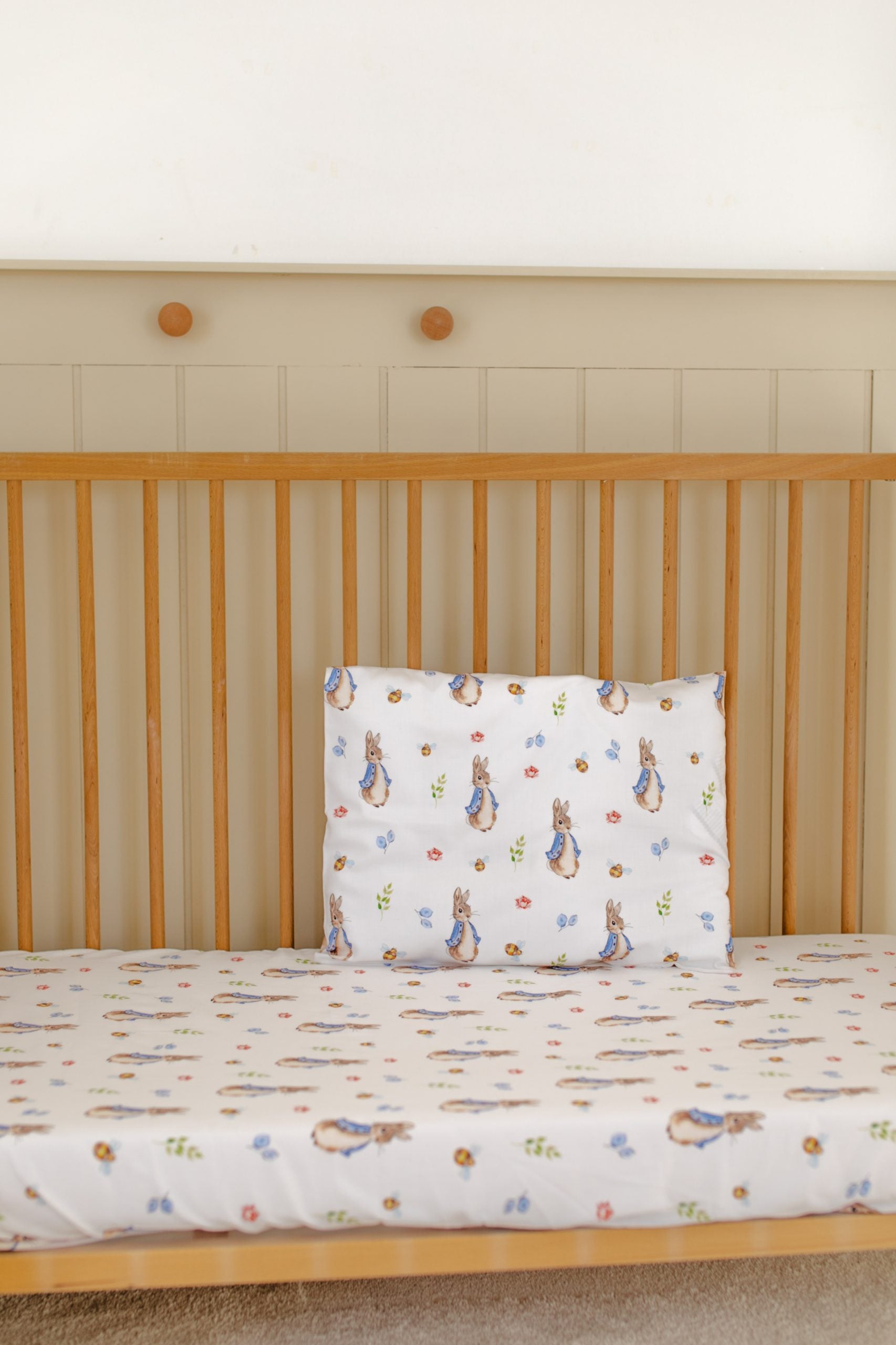 Peter Rabbit Beige Crib Sheet - Blzandco