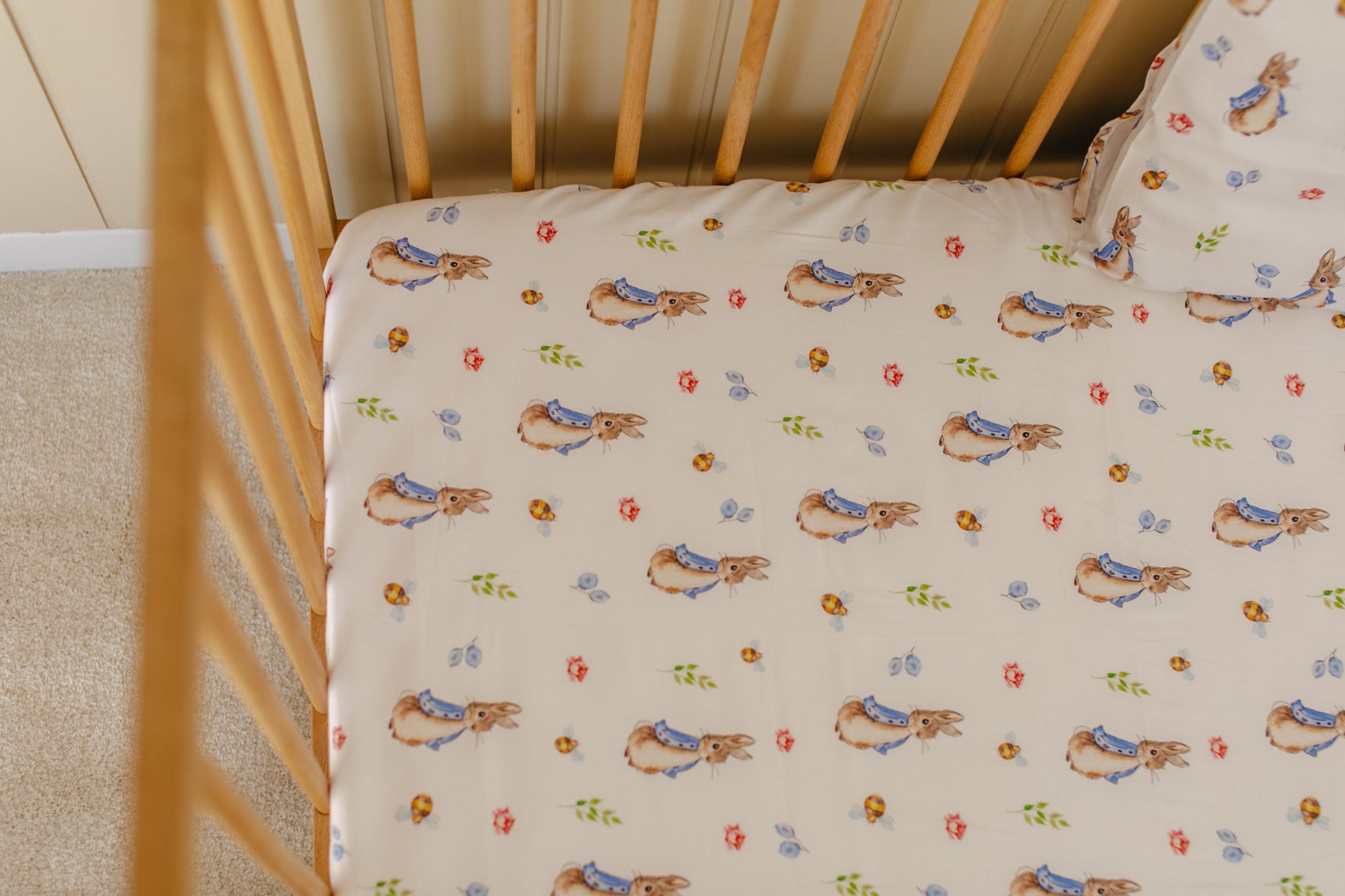 Peter Rabbit Beige Crib Sheet - Blzandco