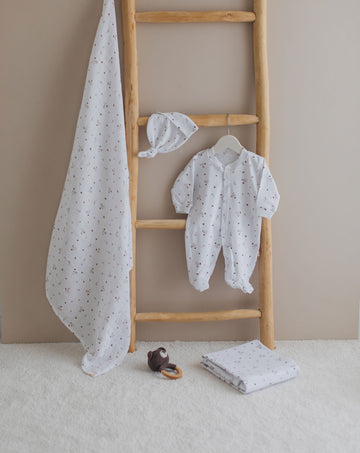Baby hospital bag checklist - newborn essentials, swaddle and coming home outfit