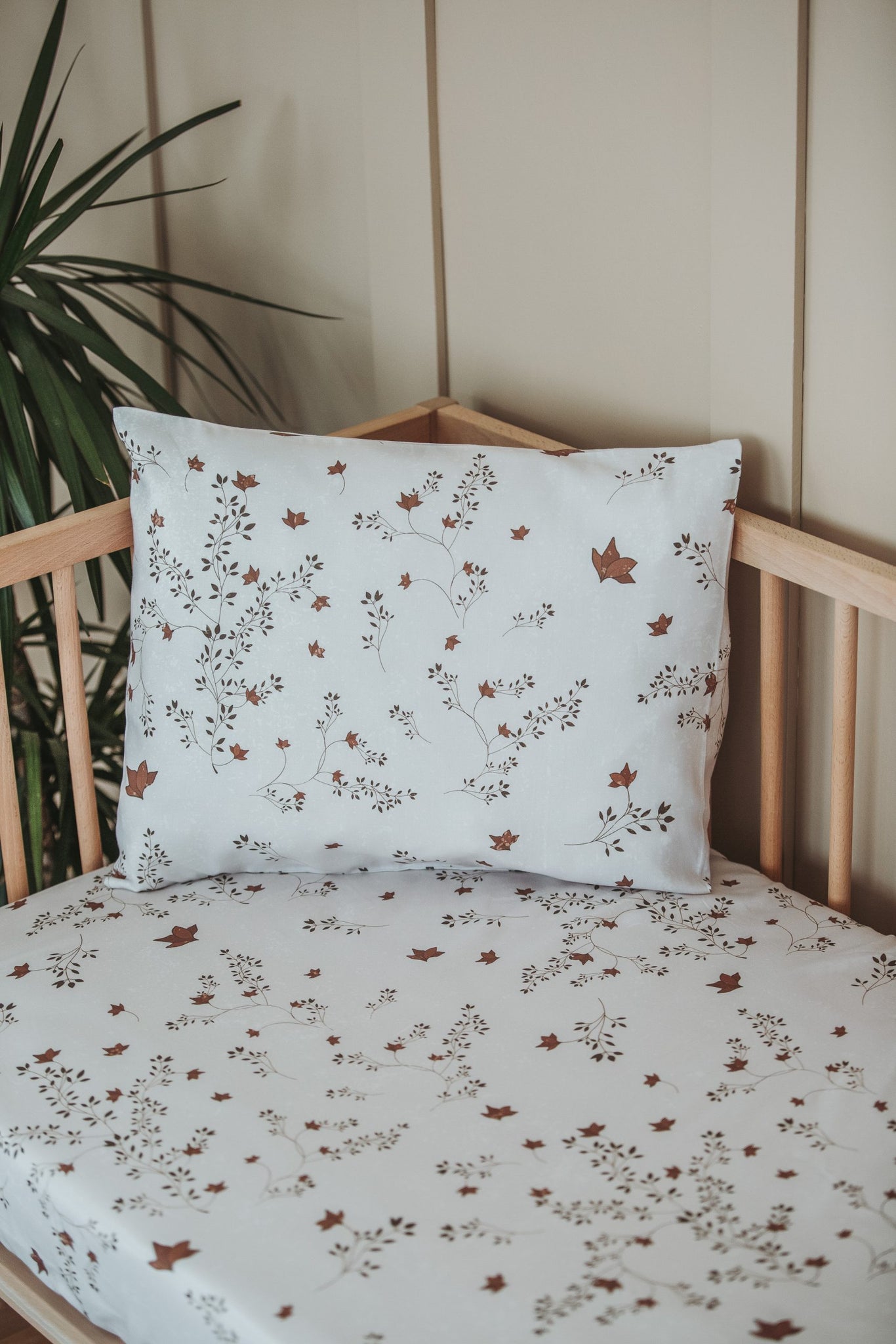 Brown Ivy Fitted Crib Sheet - Blzandco