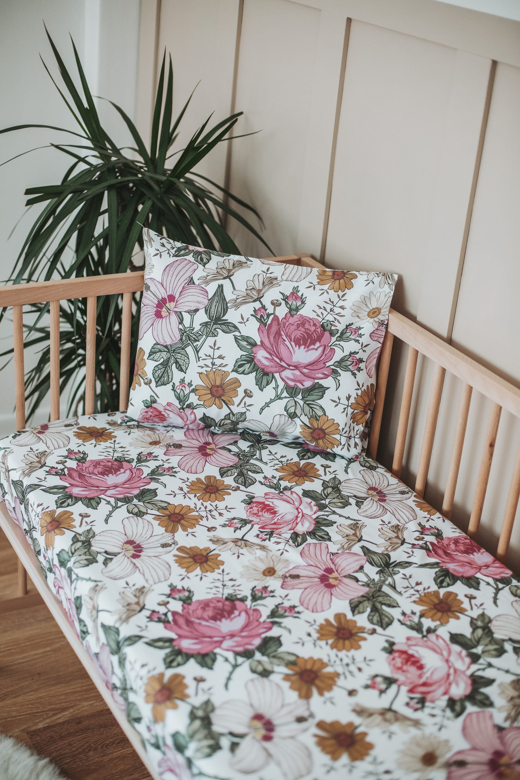 Hibiscus Vintage Rose Fitted Crib Sheet - Blzandco