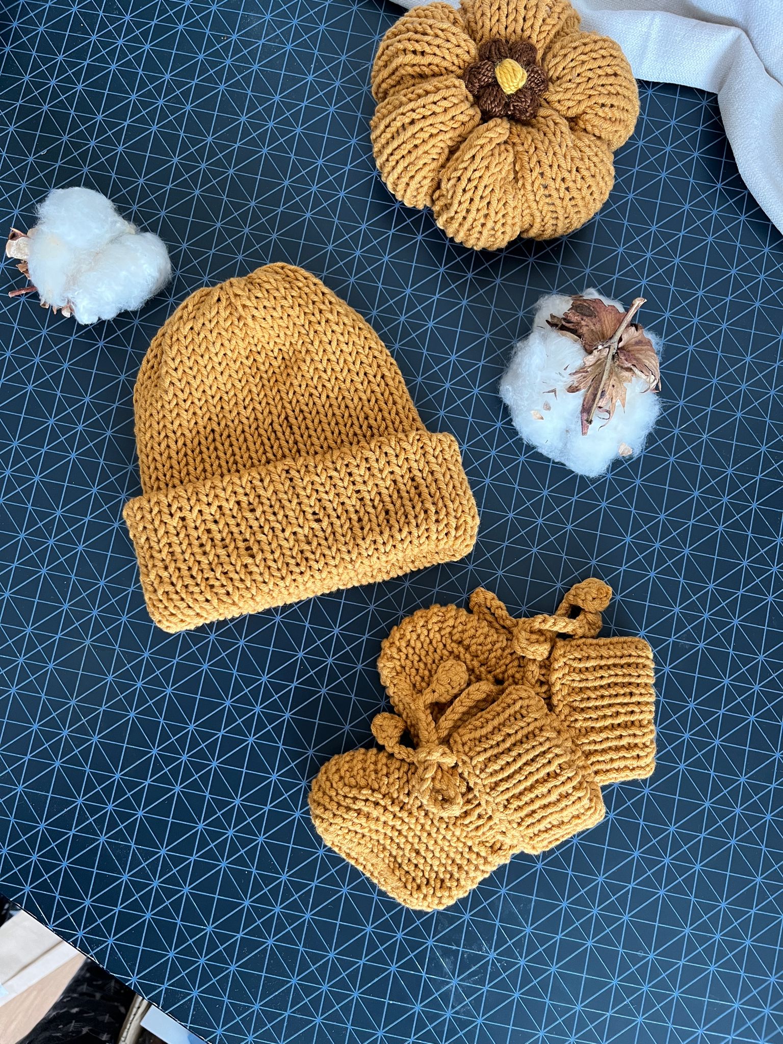 Handmade Knitted Beanie with PomPom and Baby Booties - Blzandco