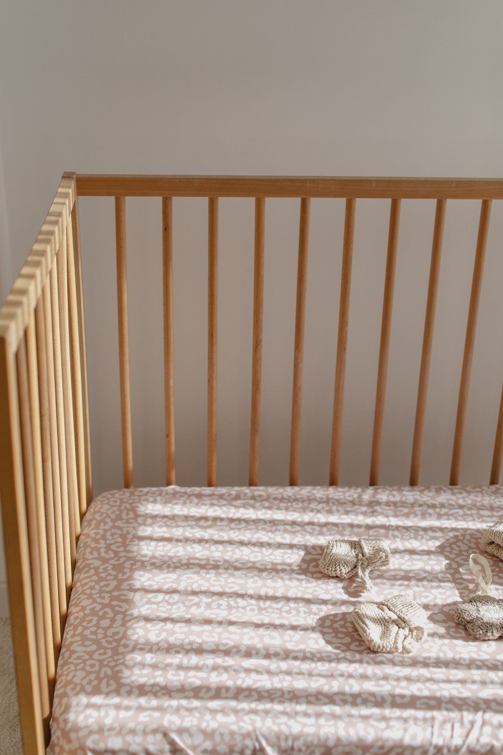 Leopard Pinky Beige Crib Sheet - Blzandco