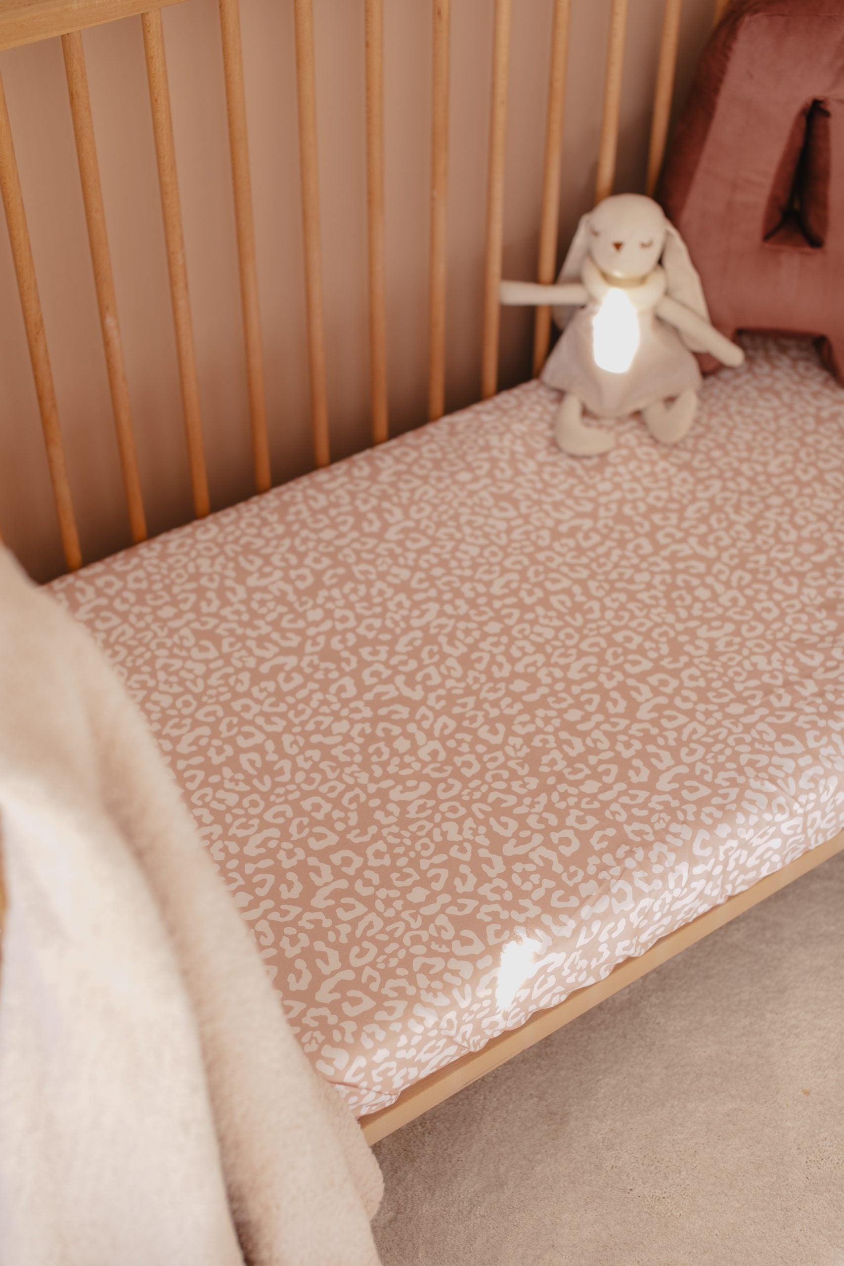 Leopard Pinky Beige Crib Sheet - Blzandco