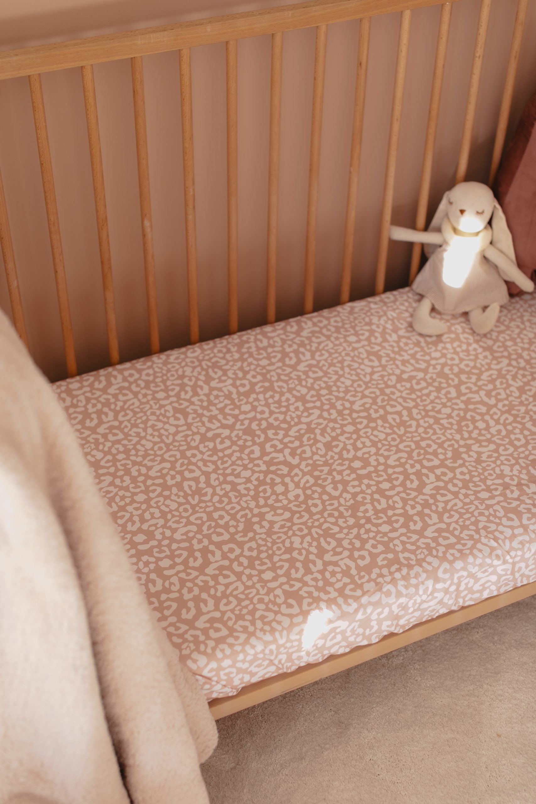 Leopard Pinky Beige Crib Sheet - Blzandco